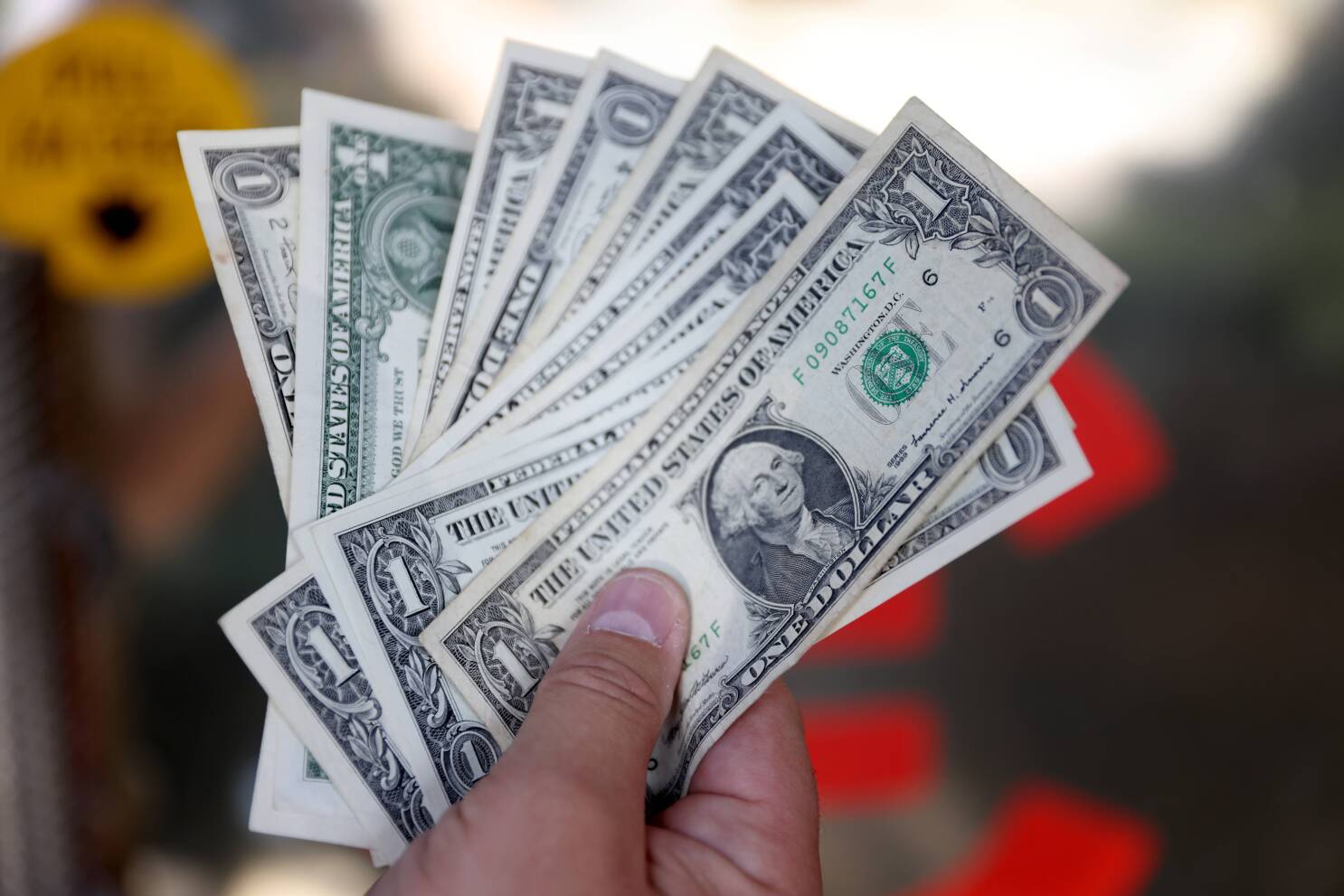 Devise : le dollar reste stable vendredi